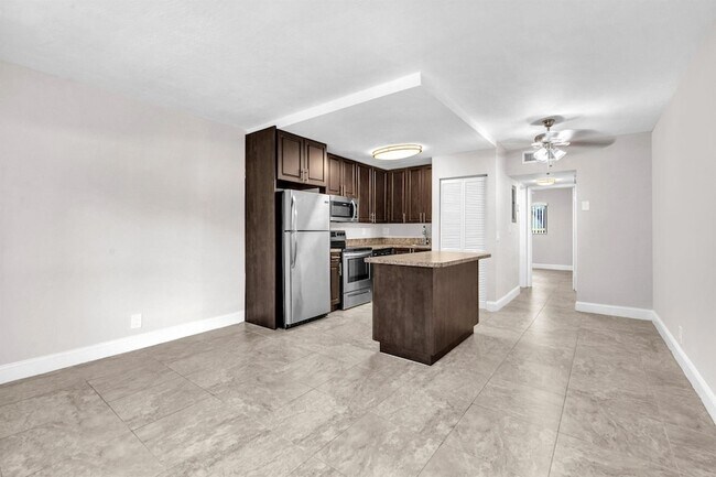 Photo - 559 NE 44th St