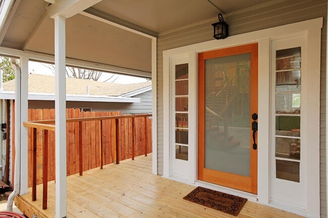 Photo - 2414 Effie St