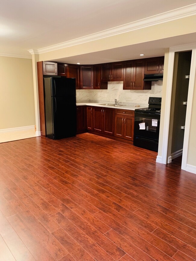 Building Photo - 1420 King Albert Ave