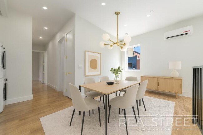 Building Photo - Spacious 5-Bedroom, 2-Bath Duplex in Prime... Rental