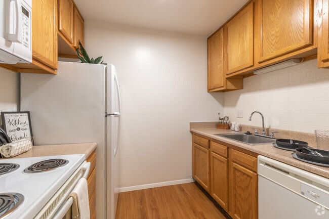1BR, 1BA - 800SF, Kitchen - Bloomfield On The Green - West Bloomfield, MI