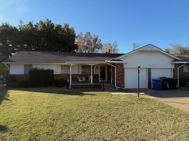 Front Yard, looking at house - 3009 N Woodcrest Dr Casa