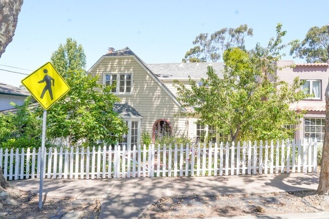 Building Photo - Stunning 4 Bedroom Home In Sought After Pi...