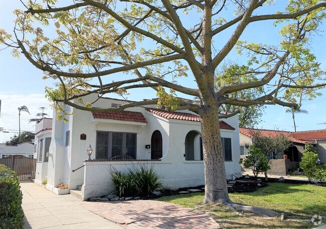 Building Photo - Restored Spanish Style Wilshire Square Home