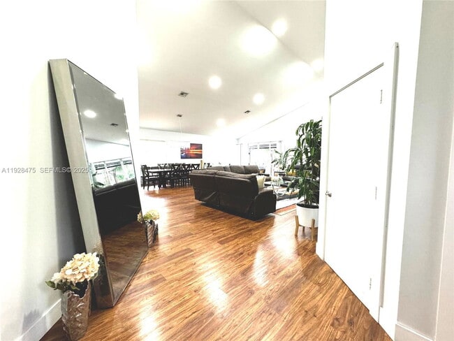 Photo - 1525 Lacosta Dr W