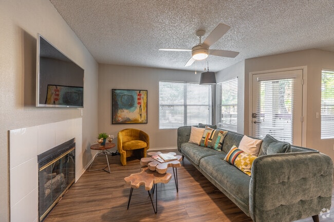 2 BR, 2BA - 1000SF - Living Room