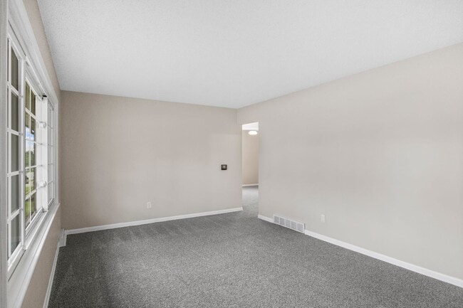 Photo - 3 Bedroom 2 Bath 2 Stall Garage Urbandale