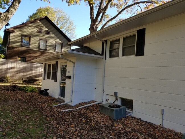 Building Photo - 1409/1411 E. Court Unit 1411 Court