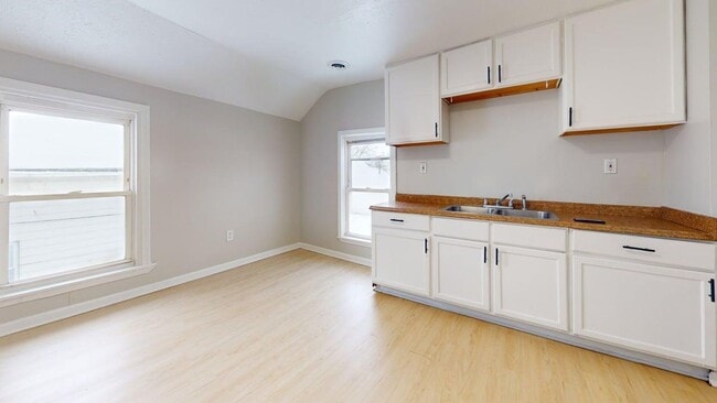 Photo - 3130 W 30th St Unidad 3130 W 30th St Up