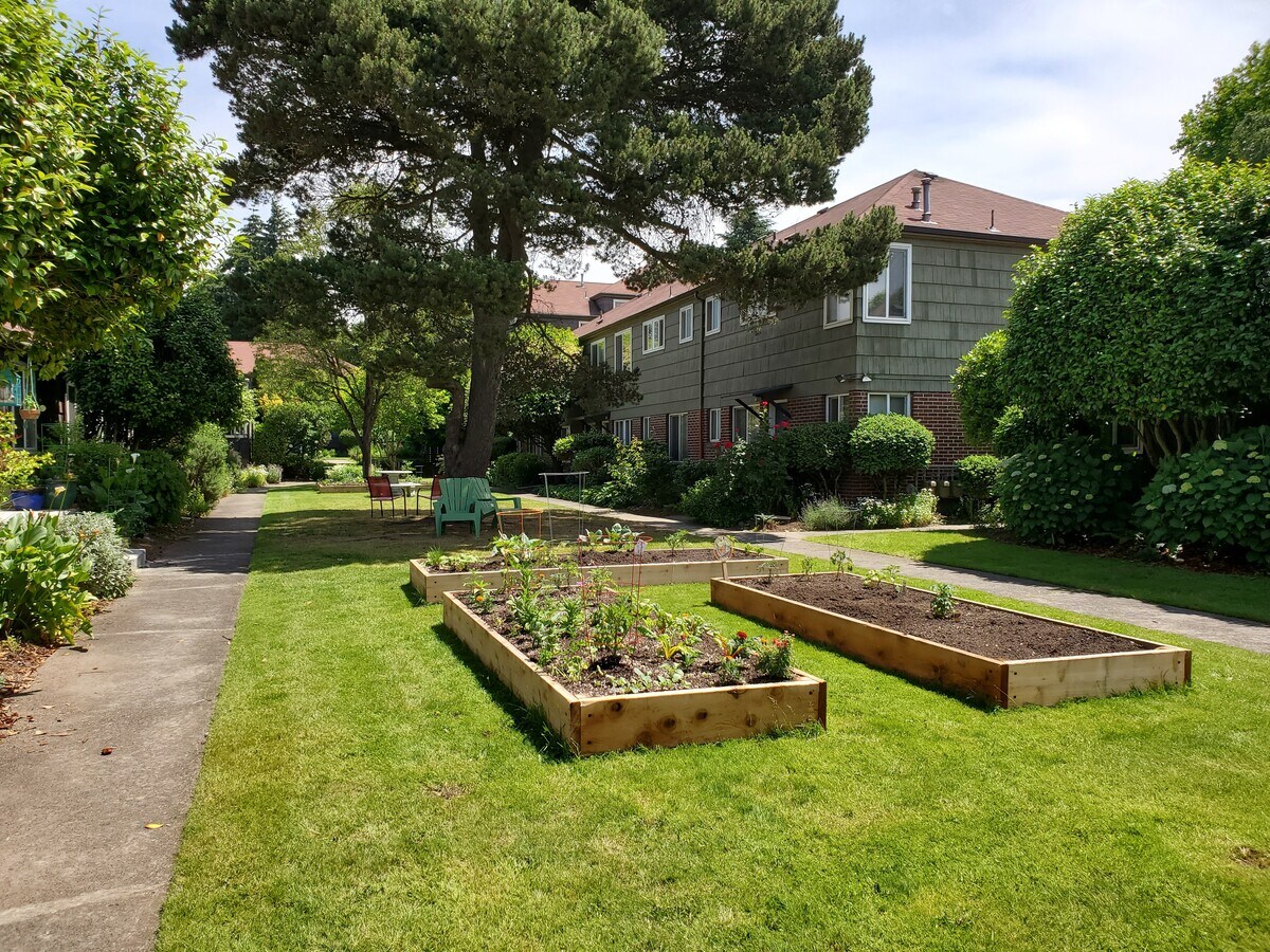 Courtyard entrance - 316 NE 60th Ave Unit F05