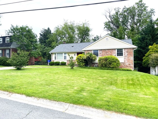 Photo - Beautiful 5 bedroom/2.5 bath with large yard