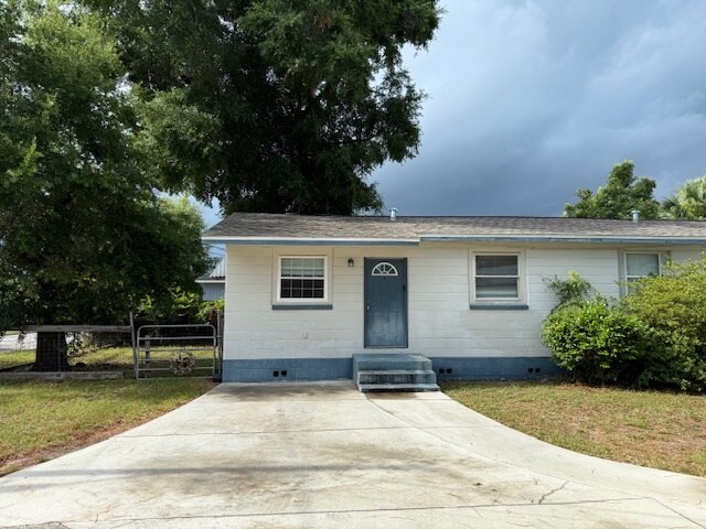 Exterior & Front Door - 314 S K St Unidad A