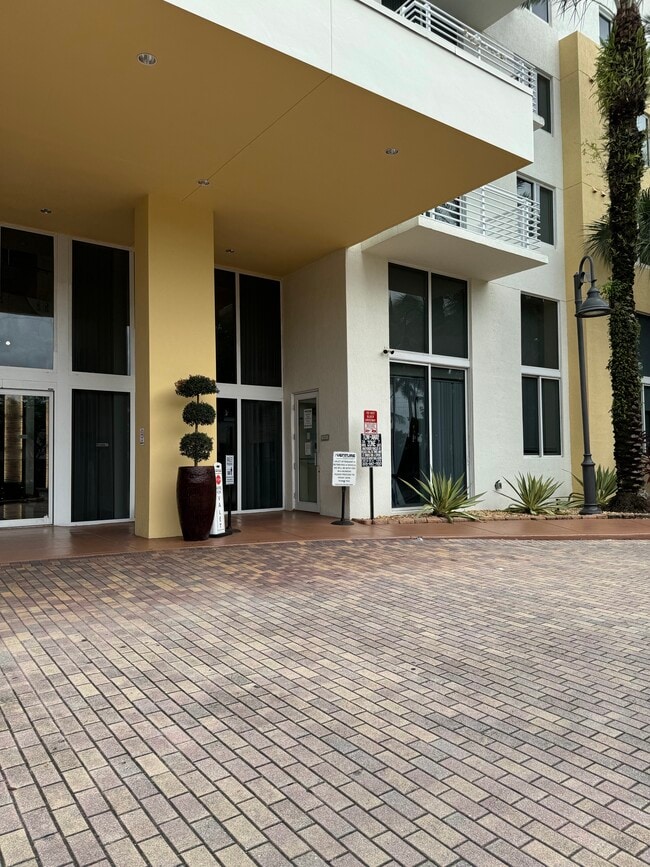 Building entrance - 2775 NE 187th St Unit 221