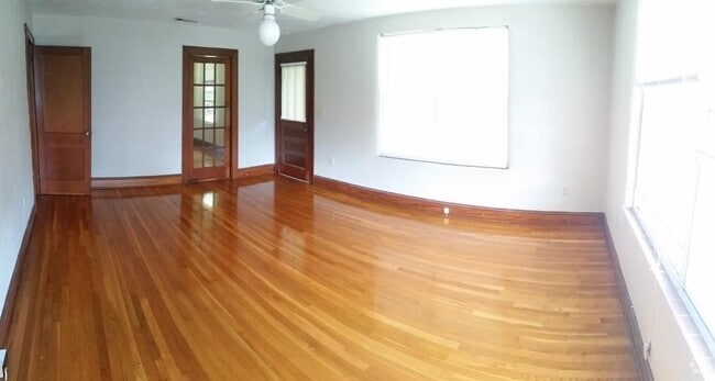 Building Photo - 644 E College Ave Rental