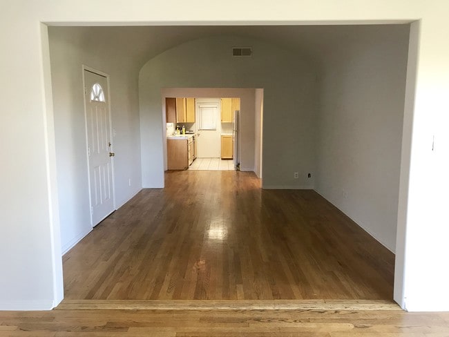 Building Photo - 910 Robinson St Unit 910