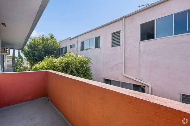 1BR, 1BA - 860SF - Balcony