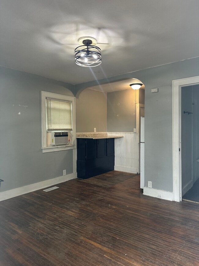 Photo - 1018 Campbell Ave Unit 1018-Left side