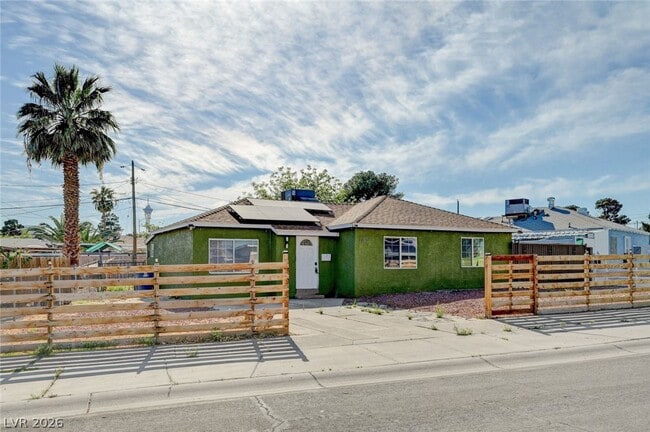 Photo - 1720 E Carson Ave