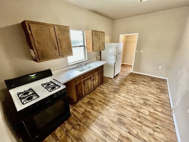 Photo - 716 E 9th St