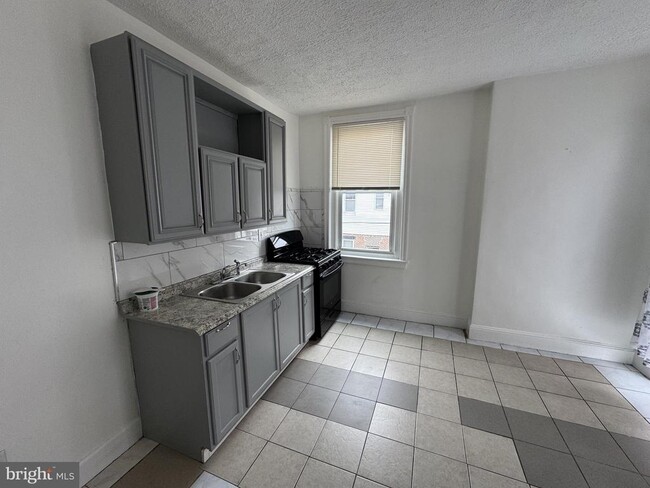 Photo - 2033 McKean St