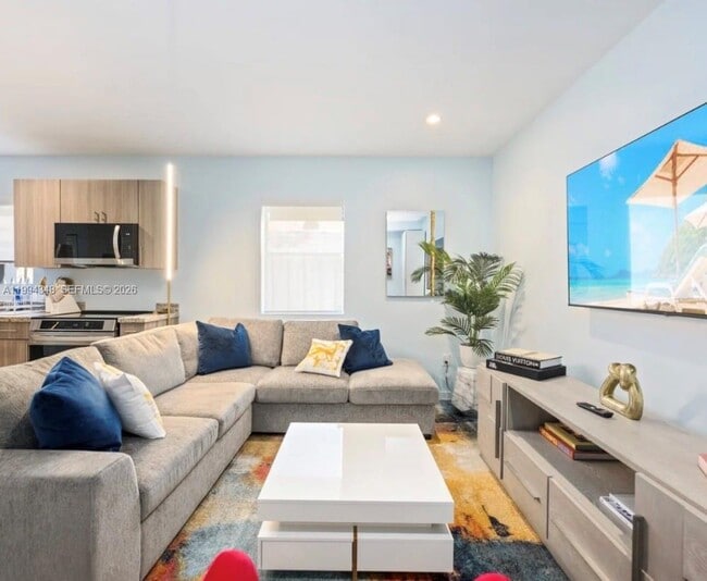 Building Photo - 165 NW 39th St Unit 7