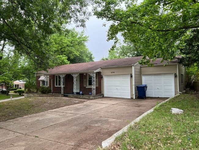 Building Photo - Two Bedroom & 1.5 Baths, Finished Basement!