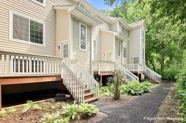 Building Photo - 259 W Whispering Oaks Ln