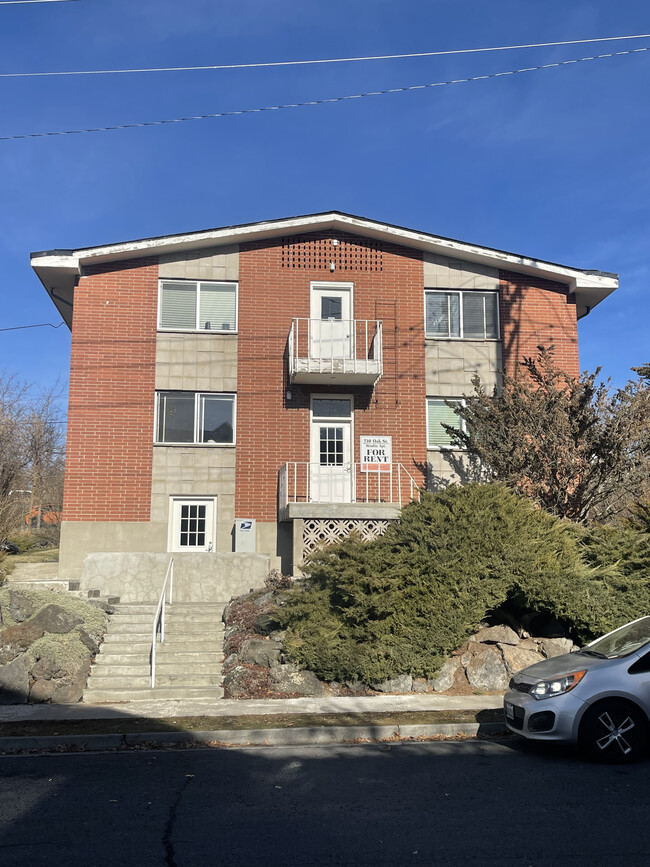 Building Photo - 710 NE Oak St Rental