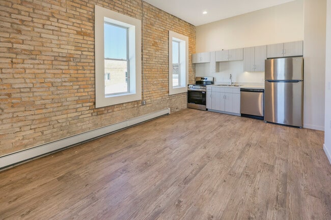 Building Photo - 225 N Sibley Ave Unit 3