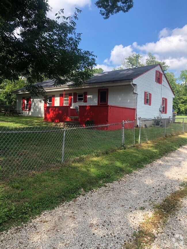 Building Photo - SPACIOUS 3 bed/2 bath with fenced yard and... Rental