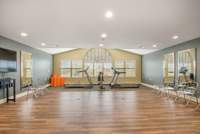 Gimnasio y sala de yoga Wellington Woods - Wellington Woods Senior Apartment Community