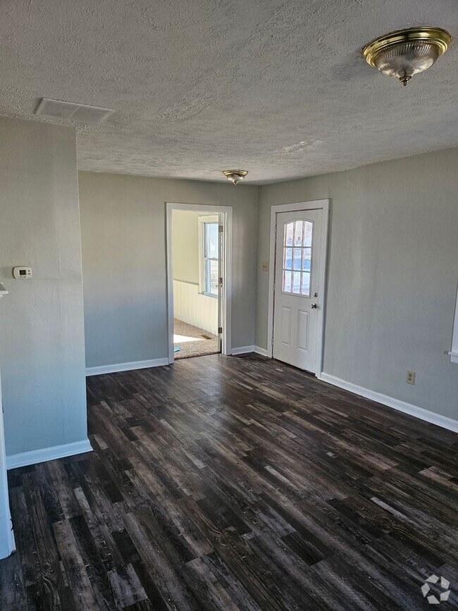 Building Photo - 3 Bed 2-bathroom home