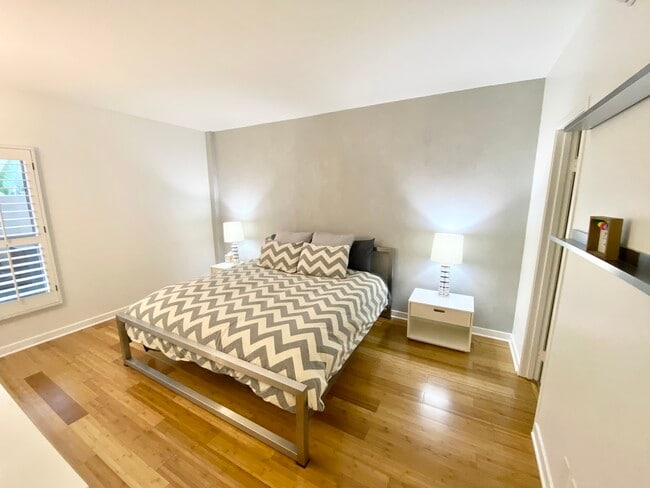 Dormitorio con cama King Size - 1131 Alta Loma Rd Unidad 123