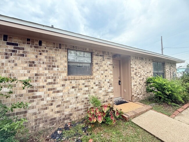 Building Photo - 2 Bedroom/2 Bath Triplex Rental