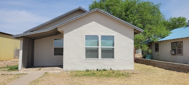 Building Photo - LARGE 2 BEDROOM HOME