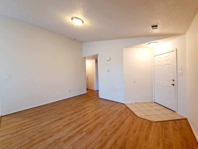 Photo - Cute 3 bed, 2 bath home in Huning Ranch