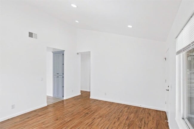 Photo - 844 Royalbrook Ct