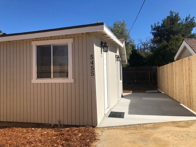 Building Photo - 5457-5457 San Anselmo Rd Unit 5455-1