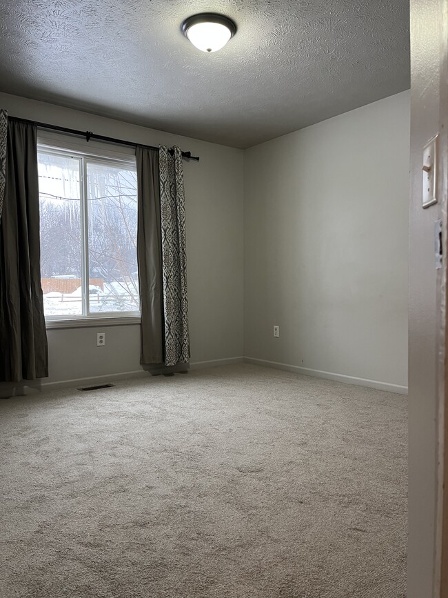 Spacious bedroom with large window - 4417 Poinsettia Ave SE