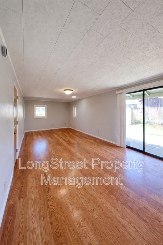 Photo - 2917 Takena St SW