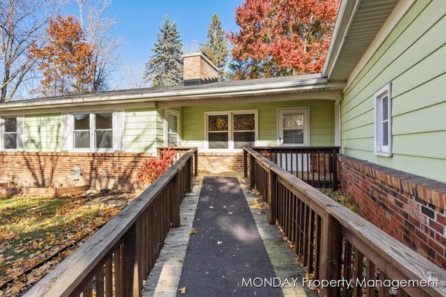 Photo - 945-947 Lancashire Ct SE