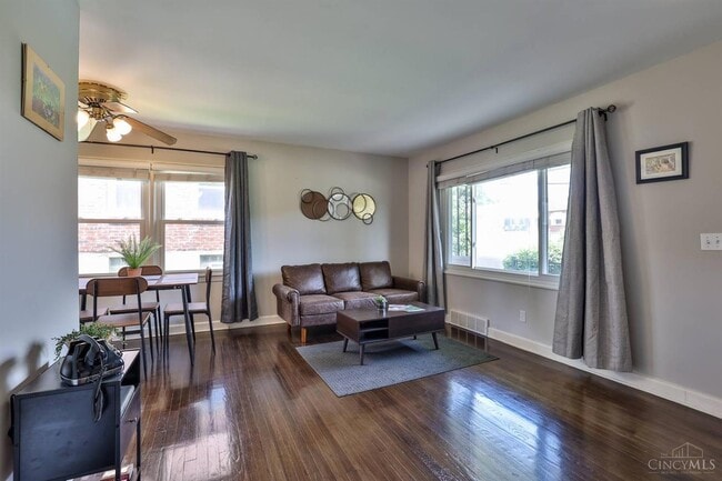 Photo - 8651 Wicklow Ave