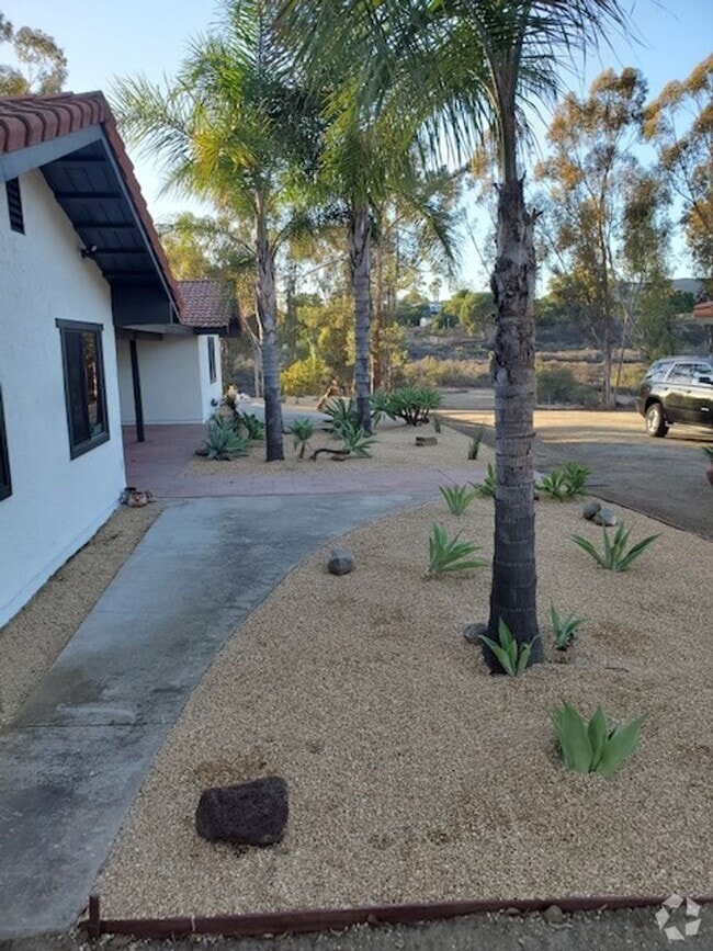 Building Photo - 4 Bedroom-3 Bathroom Single Story Home on ...