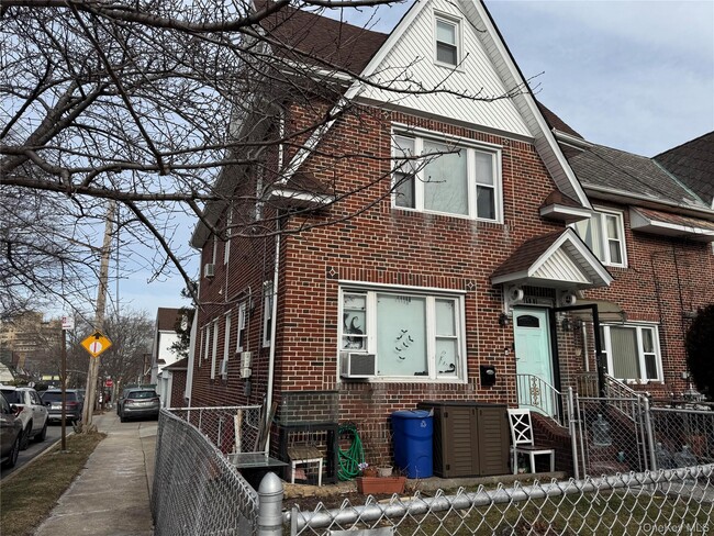 Building Photo - 160-01 84th Rd Unit 1st floor