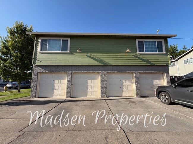 Building Photo - 999 East Ave Unit A