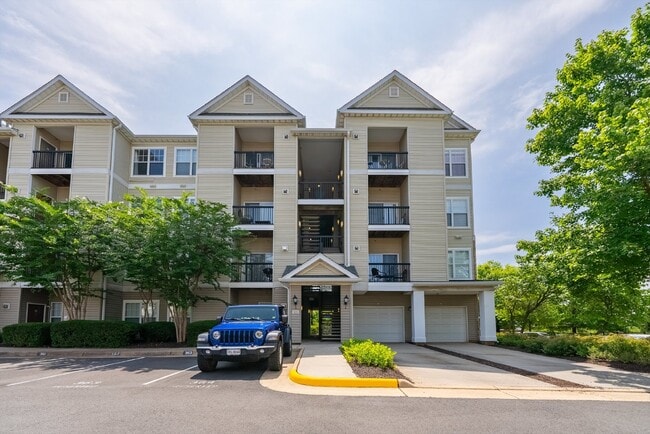 Photo - Luxurious Condo Living in Gated Stonegate ... Unidad H