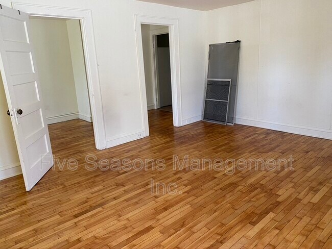 Photo - 346 Shelburne Rd