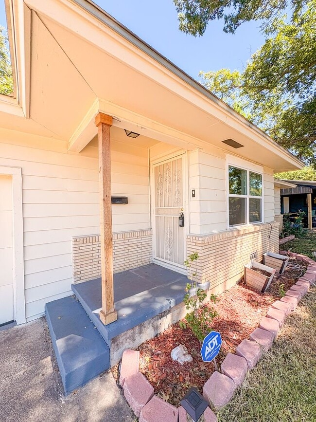 Photo - 804 Alexander St