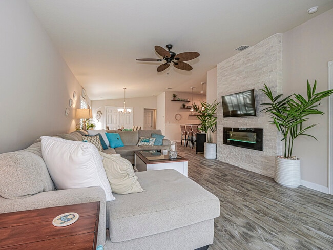 Photo - 5395 Dominica St