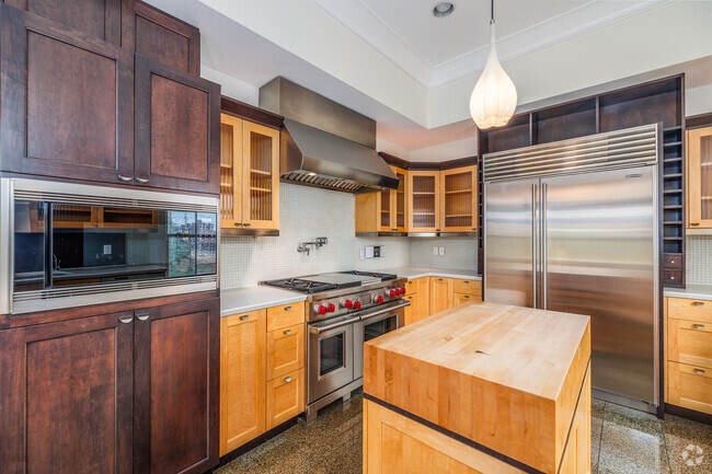 Penthouse 2BR, 1.5BA - 2,518SF - Kitchen